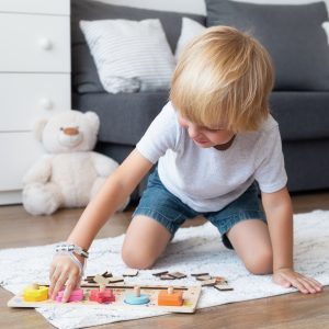 Kind spielt mit Klötzen