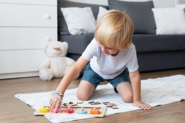 Kind spielt mit Klötzen