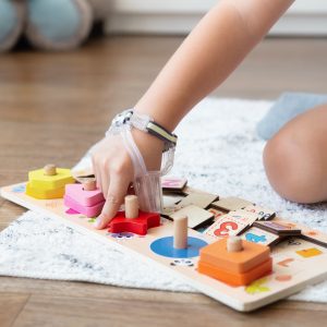 Kind spielt mit Klötzen