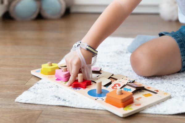 Kind spielt mit Klötzen
